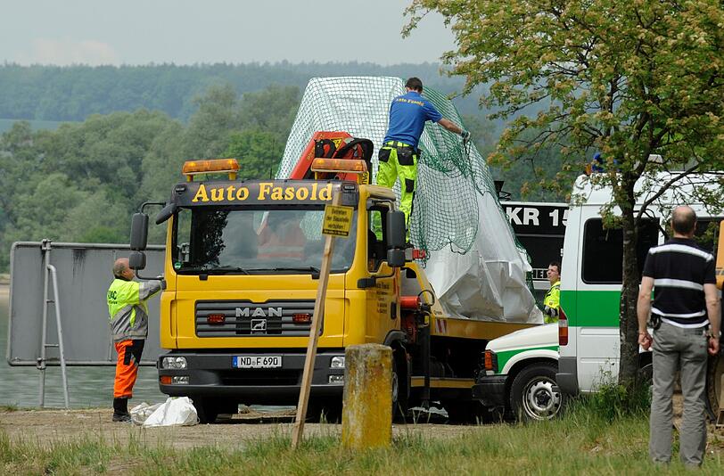 Hier zieht die Polizei das Wohnmobil der vermissten Ehepaares aus der Donau. Die Bilder.