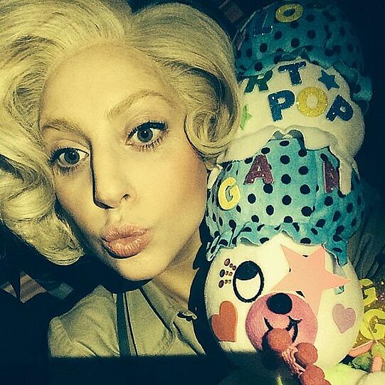 Lady Gaga schickt ihren Followern ein Bussi von ihrer Promo-Tour in Japan