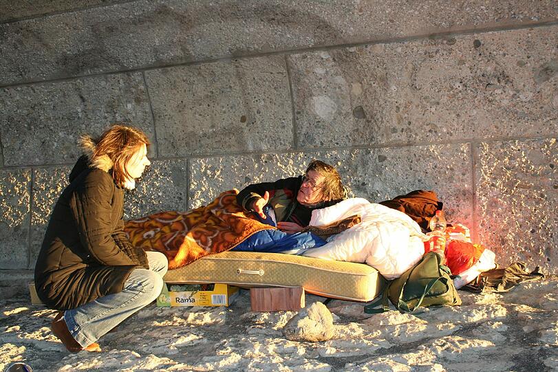 Seit 2012 sind Jasmin Irl und etwa 40 Helfer in München unterwegs. Sie versorgen Obdachlose wie hier unter der Wittelsbacher Brücke.