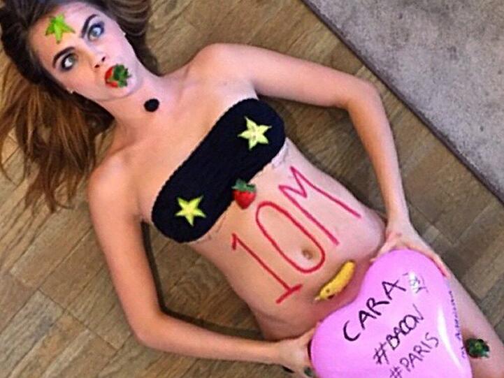 Gewohnt verrückt bedankt sich Cara Delevingne bei ihren treuen Instagram-Fans