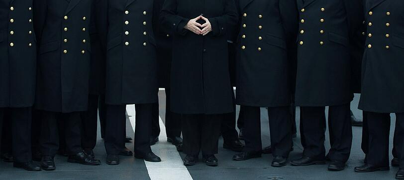 Erkennungszeichen par excellence: Angela Merkel beim Besuch eines Marinestützpunktes