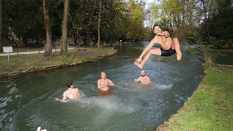 Diese Gruppe von acht Münchnern springt jeden Freitagmorgen in den Eisbach - wir waren dabei!