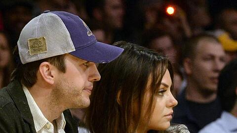Ashton Kutcher und Mila Kunis enagagieren sich.