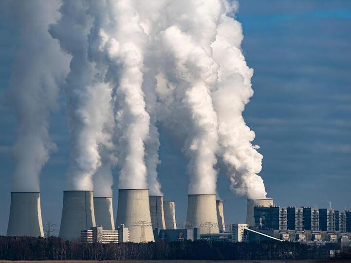 Braunkohlekraftwerk Jänschwalde in der Lausitz. Unions-Fraktionschef Ralph Brinkhaus schließt eine Verschiebung des Kohleausstiegs nicht aus.