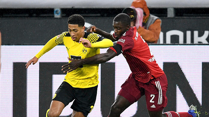Jude Bellingham (li, Borussia Dortmund) gegen Dayot Upamecano (re, FC Bayern Muenchen).