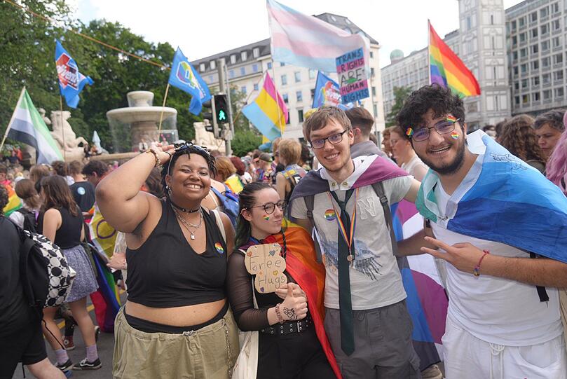 Beste Stimmung und freies Knuddeln bei der CSD-Parade.