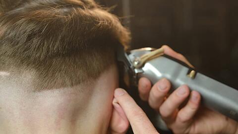 Barbershop-Trend zu Undercut und Fade Cut: Der Pilz Trichophyton tonsurans löst Ringelflechte aus und ist sehr ansteckend.