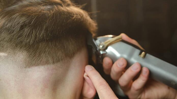 Barbershop-Trend zu Undercut und Fade Cut: Der Pilz Trichophyton tonsurans löst Ringelflechte aus und ist sehr ansteckend.
