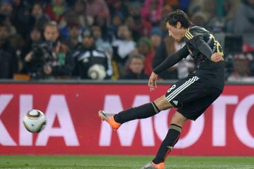 60. Minute: Mesut Özil trifft, stößt die Tür ins Achtelfinale weit auf.