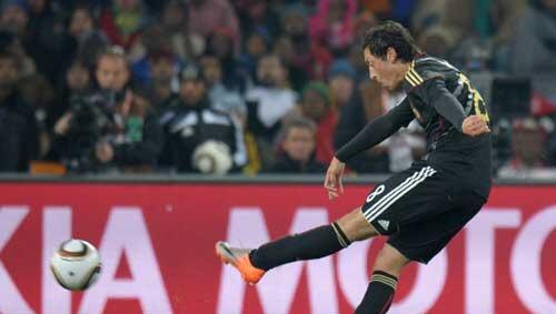 60. Minute: Mesut Özil trifft, stößt die Tür ins Achtelfinale weit auf. 60. Minute: Mesut Özil trifft, stößt die Tür ins Achtelfinale weit auf.