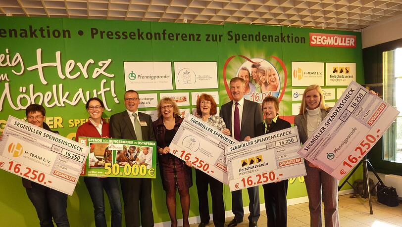 Viel Geld für gute Sachen: Symbolische Scheckübergabe bei Möbel Segmüller. Viel Geld für gute Sachen: Symbolische Scheckübergabe bei Möbel Segmüller.