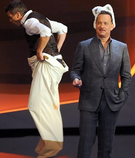 Markus Lanz beim Sackhüpfen, Schauspieler Tom Hanks mit Plüschohren - Bei "Wetten, dass...?" wird auf der Bphne alles gegeben, um das Publikum zu begeistern.
