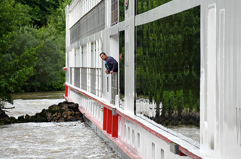 Die Bilder von der Schiffshavarie auf der Donau bei Bad Abbach.