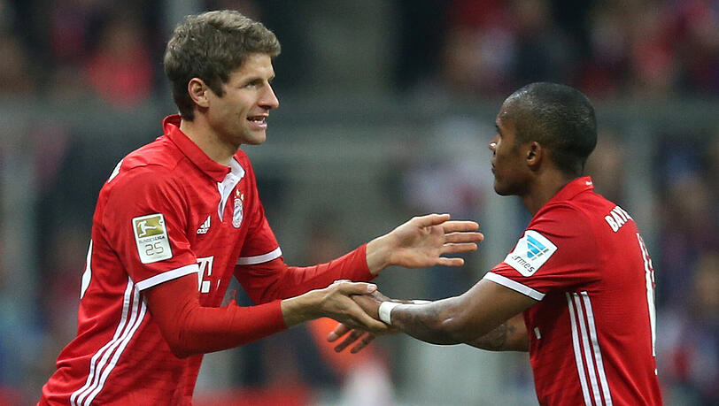Douglas Costa (rechts) lobt seinen Bayern-Kollegen Thomas Müller. Douglas Costa (rechts) lobt seinen Bayern-Kollegen Thomas Müller.