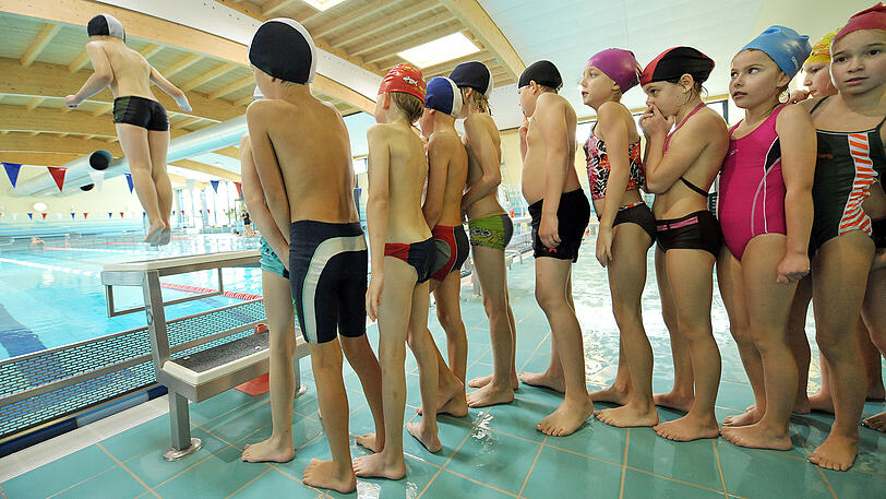 Drittklässler einer Grundschule erhalten in Erfurt Schwimmuntericht.