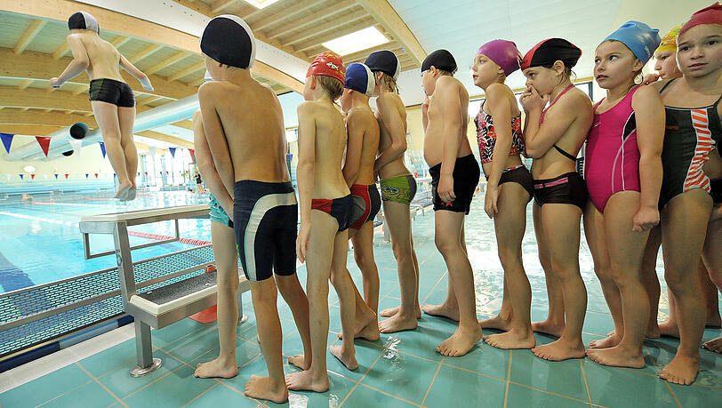 Drittklässler einer Grundschule erhalten in Erfurt Schwimmuntericht. Drittklässler einer Grundschule erhalten in Erfurt Schwimmuntericht.