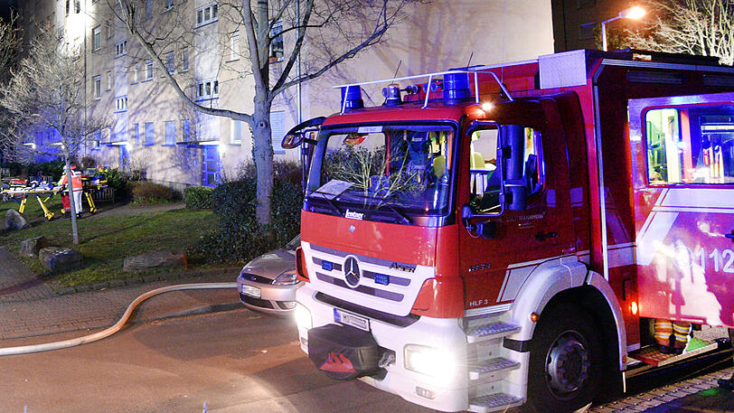 Die Feuerwehr fand die Frau tot in ihrem brennenden Bett vor. (Symbolbild)