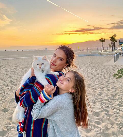 Supermodel Alessandra Ambrosio mit ihrer Tochter Anja und Katze in Santa Monica.