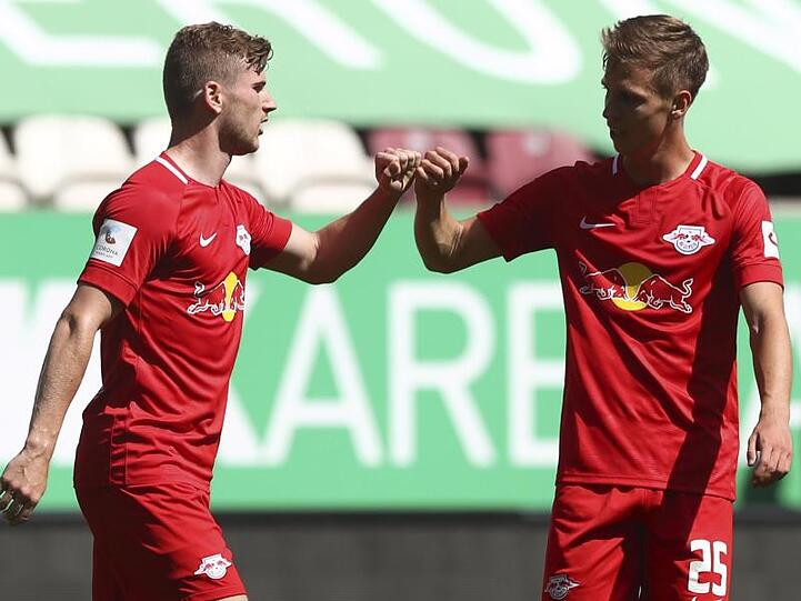 Der Leipziger Timo Werner (l) feiert mit Mannschaftskamerad Daniel Olmo Carvajal, nachdem er in Augsburg zum 1:0-Führung getroffen hat.