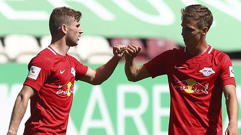 Der Leipziger Timo Werner (l) feiert mit Mannschaftskamerad Daniel Olmo Carvajal, nachdem er in Augsburg zum 1:0-Führung getroffen hat.