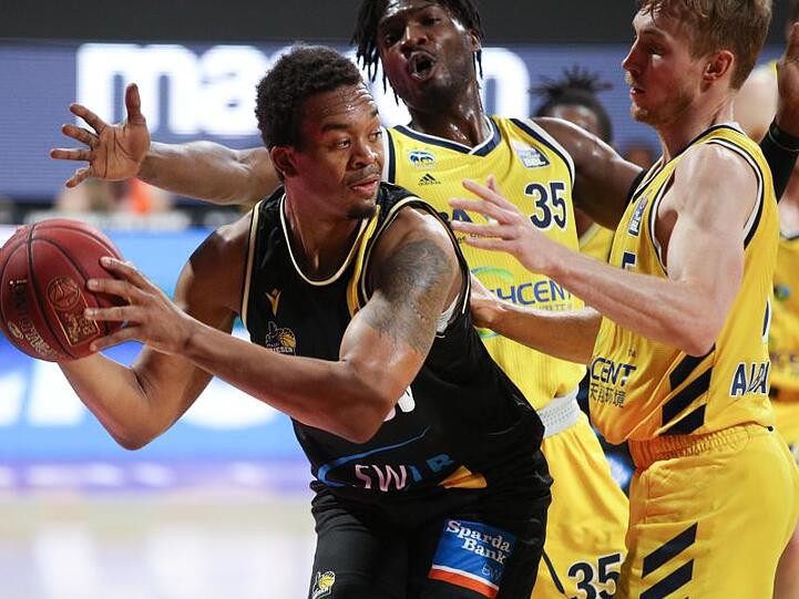 Der Ludwigsburger Cameron Jackson und die Berliner Landry Nnoko und Niels Giffey (l-r.) in Aktion. Foto: Adam Pretty/Getty Images Europe/Pool/dpa