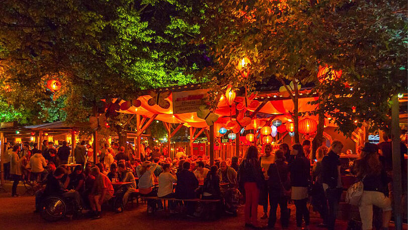 Lampions und Lichtstimmung: der etwas andere Biergarten.