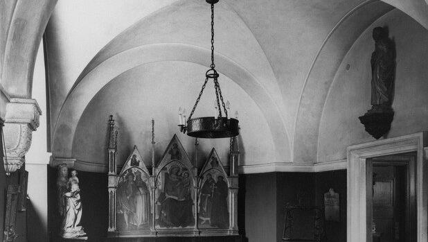Wie eine Kapelle: ein kleinerer Ausstellungsraum mit Kreuzrippengewölbe und einem großformatigen Altarbild an der Wand. Wie eine Kapelle: ein kleinerer Ausstellungsraum mit Kreuzrippengewölbe und einem großformatigen Altarbild an der Wand.