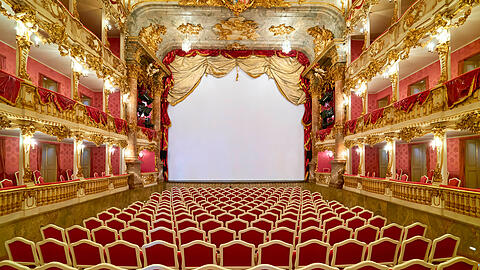 Als Cuvilliéstheater ist das Alte Residenztheater in neuen Mauern heute vom Brunnenhof der Residenz aus zugänglich.