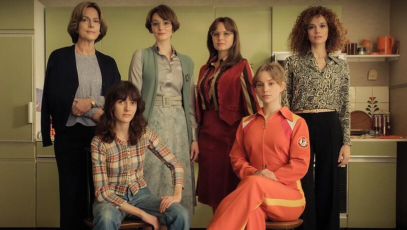 "Ku'damm 77" (v.o.l.n.u.r.): Caterina Sch&ouml;llack (Claudia Michelsen), Helga von Boost (Maria Ehrich), Monika Franck-Sch&ouml;llack (Sonja Gerhardt), Eva Fassbender (Emilia Sch&uuml;le), Friederike von Boost (Marie Louise Albertine Becker) und Dorli Sch&ouml;llack (Carlotta B&auml;hre).