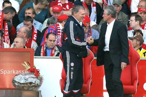 Das Trainergespann Hermann Gerland (l.) und Jupp Heynckes jubelt über das 3:1 in Cottbus.
