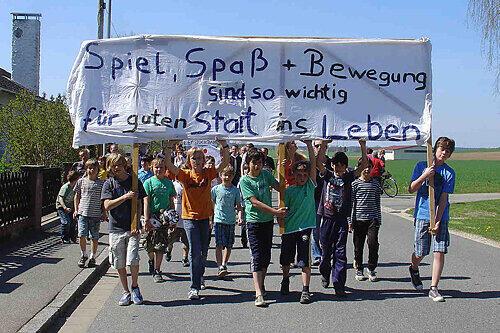 300 Bürger der kleinen Gemeinde Möning im Landkreis Neumarkt nahmen an einer Demonstration gegen den Beschwerdeführer teil.