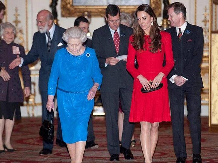 In royalem Blau und elegantem Rot präsentierten sich die Queen (li.) und Herzogin Kate (re.) als Gastgeberinnen der Film-Gala