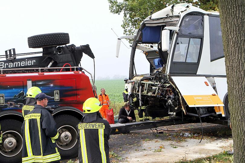 46 Touristen aus Sachsen-Anhalt waren auf einer Einkaufsfahrt ins polnische Pomellen, als der Unfall passierte. Die beiden Fahrer der Fahrzeuge kamen bei dem Crash ums Leben.