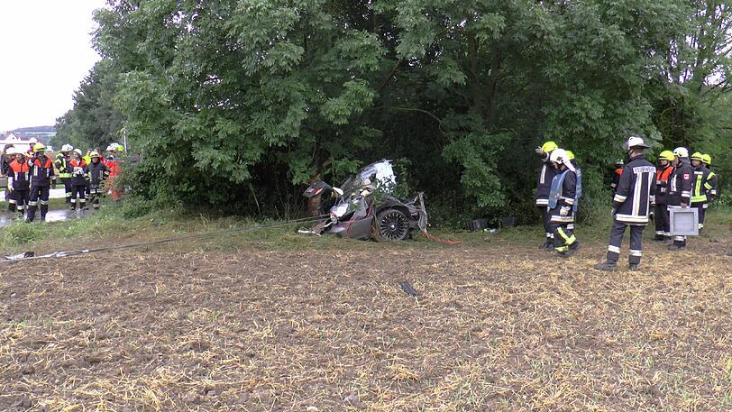 Wie durch ein Wunder hat der 21-jährige Fahrer überlebt. Die Bilder des Horror-Unfalls.