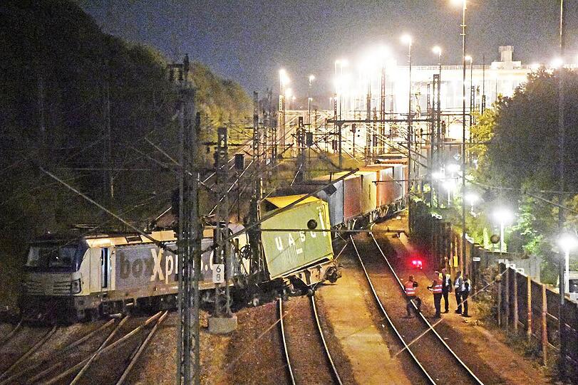 Erst in der vergangenen Woche war eine Diesellok zwischen den Bahnhöfen München-Riem und Feldkirchen entgleist. Nun ereignete sich im selben Streckenabschnitt erneut ein Zugunglück.