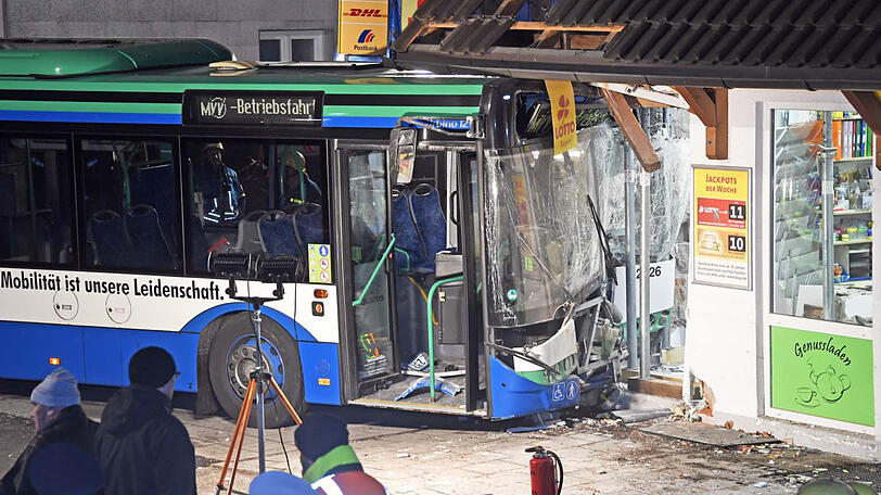Der Bus krachte in die Hauswand, kam erst im Lotto-Geschäft zum Stehen...