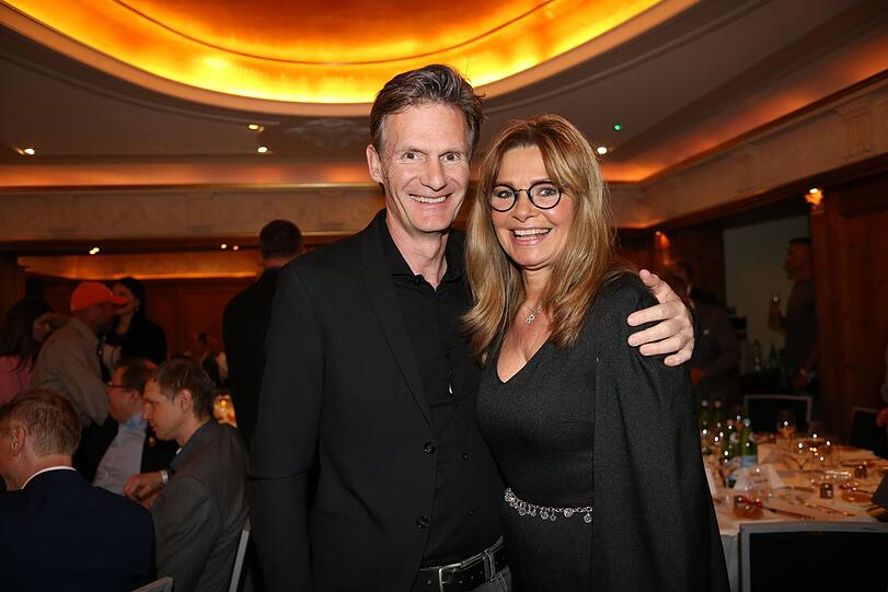 Und so ging die Gala drinnen weiter. Harry Kuhlmann und Maren Gilzer freut's.