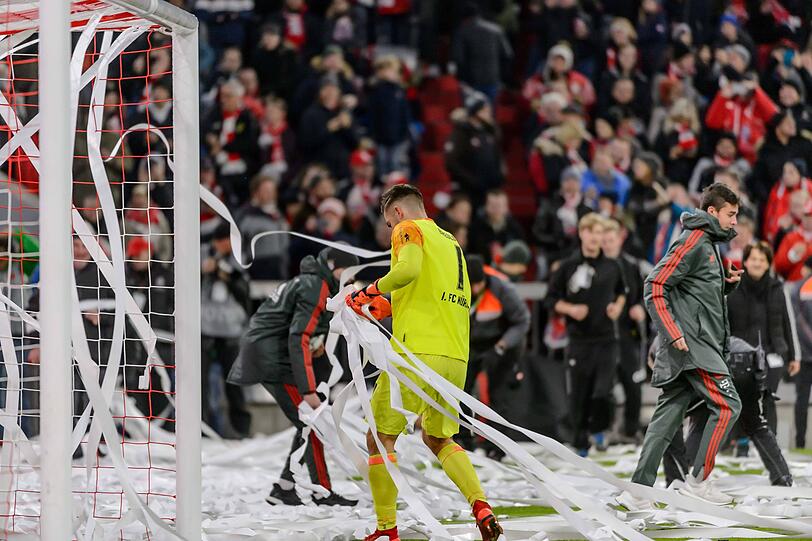 Nürnberg-Keeper Fabian Bredlow half mit, seinen Strafraum wieder spieltauglich zu machen.