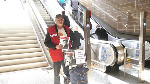 Hier steht "Biss"-Verkäufer Dirk Schuchardt regelmäßig: an der Rolltreppe, die am Stachus von der Oberfläche zu den Stachus-Passagen führt.