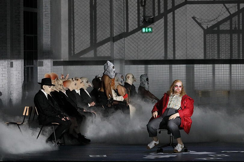 Benjamin Bruns als Piet vom Fass in György Ligetis Oper "Le Grand Macabre" im Nationaltheater.