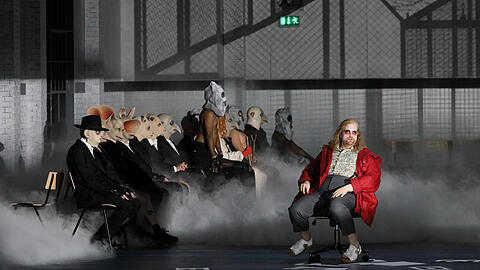 Benjamin Bruns als Piet vom Fass in György Ligetis Oper "Le Grand Macabre" im Nationaltheater.