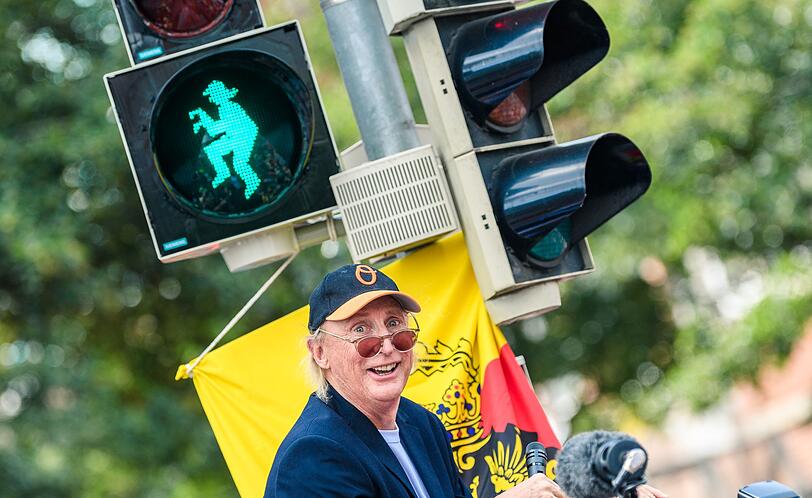 An Ampeln in Emden ist der h&uuml;pfende Komiker Otto mit wehenden Haaren zu sehen. (Archivbild)