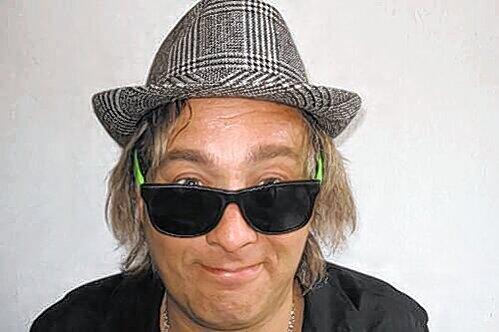 Als &bdquo; Bigamist und Karaoke&ldquo;-DJ erklärt Thomas Witte am Gostner Hoftheater die Vorteile der Doppel-Ehe.
