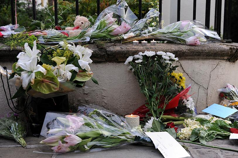 Kerzen, Blumen, letzte Grüße: Trauer um Amy Winehouse.