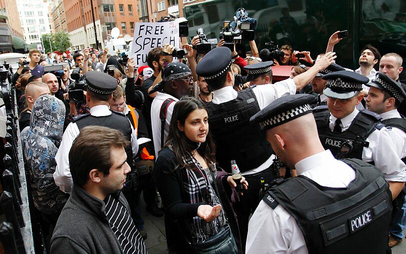 an der Botschaft von Ecuador: Tumulte in London um Julian Assange