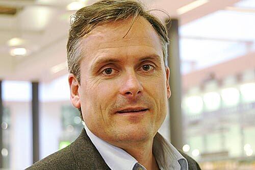 Axel Hacke, Schriftsteller: &bdquo;Ich habe Dirk Bach mal bei einer Lesung kennengelernt. Ein total sympathischer Typ und ein toller Schauspieler. Für den kleinen König Dezember wäre er die Idealbesetzung gewesen