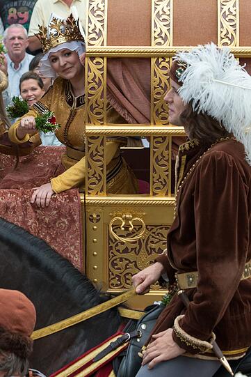 Böllerschüsse vom Burgberg kündigen den mittelalterlichen Hochzeitszug in Landshut an. Darauf haben die Besucher zum Teil stundenlang gewartet. Schließlich wird nur alle vier Jahre das historische Spektakel in Landshut aufgeführt. Die Bilder!