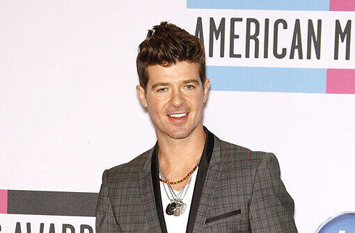 Robin Thicke schlage sich nach der Trennung von seiner Frau ganz gut.
