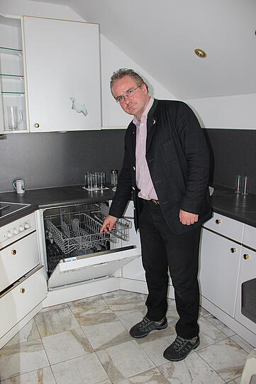 Toths Bruder zeigt auf die Spülmaschine. Hier wurde männliche DNA auf einem Weinglas gefunden. Sie konnte bis heute nicht zugeordnet werden.