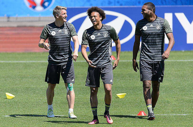 Entspanntes Trio: Bastian Schweinsteiger, Leroy Sané, Jonathan Tah (von links).